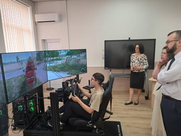 г-н Димитър Здравков посети новия STEM център на ПГССТ "Никола Вапцаров" - ПГССТ Никола Й. Вапцаров - Левски